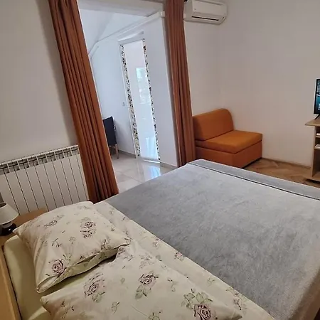 App Karmen With Privat Parking Apartmán
