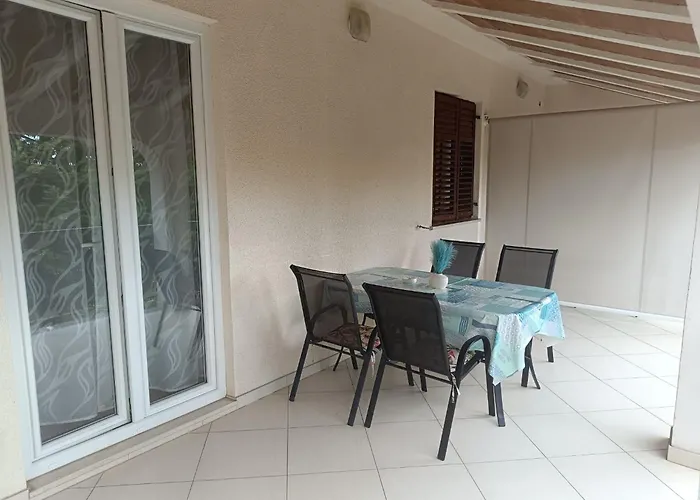 App Karmen With Privat Parking 아파트