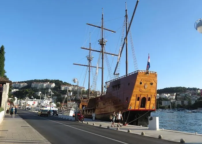 App Karmen With Privat Parking 포레치